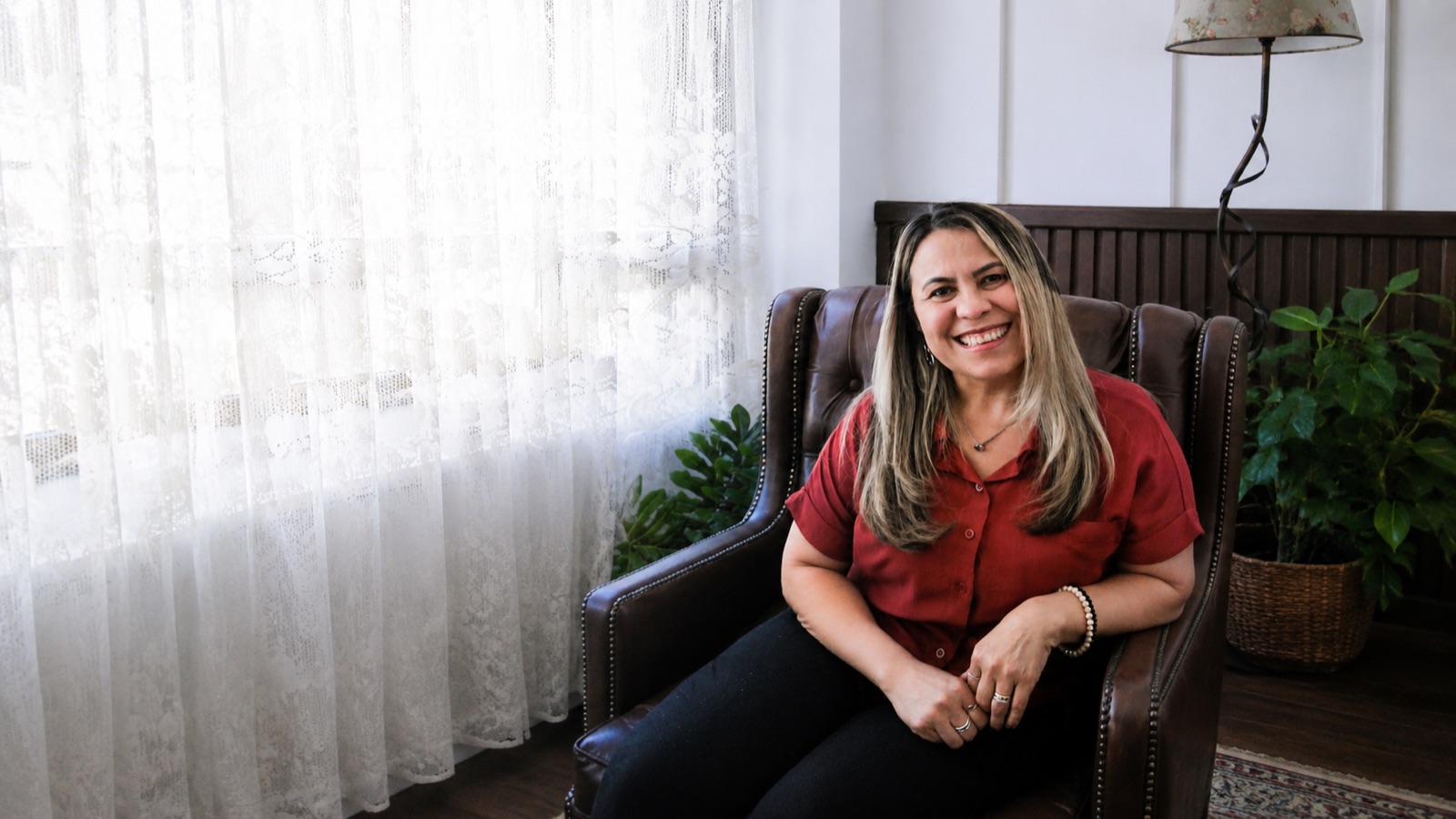 Zelita Santos, psicopedagoga e neuropsicopedagoga especialista em autismo, sentada em seu espaço de atendimento